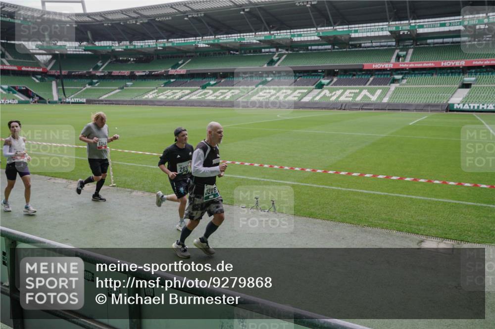 05.10.2025 - 20. swb-Marathon Bremen Michael Burmester http://msf.ph/oto/9279868 05.10.2025 13:01:57 Laufen im Stadion 152, 335, 428, 493, 546, 672, 772, 843, 979, 1030, 1256, 1348, 1361, 1452, 1732, 1744, 1759, 1856, 1893, 1899, 1924, 1933, 1996, 2096, 2102, 2143, 2245, 2272, 2306, 2433, 2555, 2565, 2796, 2910, 2912, 2918, 2991, 3053, 3206, 3208, 3217, 3387, 3525, 3526, 3662, 3663, 3673, 3861, 3877, 3926, 3930, 4017, 4018, 4086, 4329, 4364, 4409, 4444, 4477, 4564, 4618, 4705, 4882, 4947, 4980, 5150, 5309, 5557, 5570, 5580, 5731, 5893, 5934, 6157, 6328, 6382, 58, 440 meine-sportfotos.de