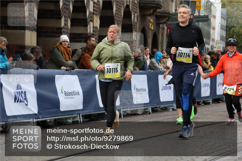 05.10.2025 - 20. swb-Marathon Bremen Strokosch-Dieckow http://msf.ph/oto/9279869 05.10.2025 11:14:13 Ziel 9695, 9724, 9818, 9819, 10114, 10115, 10201, 10832, 11036, 11135, 11539, 11555 meine-sportfotos.de