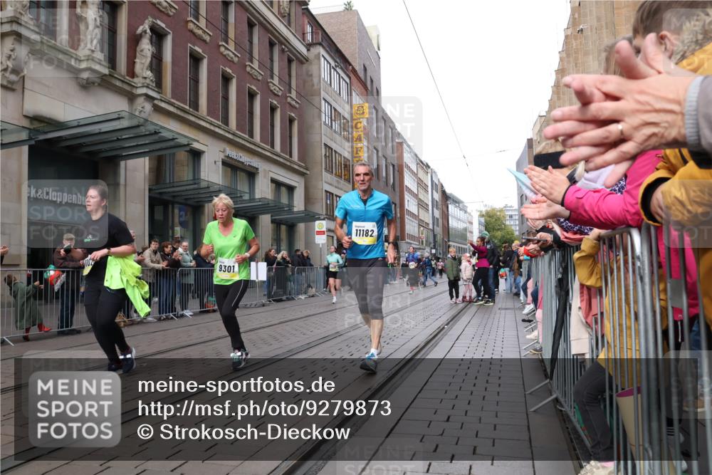 05.10.2025 - 20. swb-Marathon Bremen Strokosch-Dieckow http://msf.ph/oto/9279873 05.10.2025 11:16:14 Ziel 9301, 9563, 9753, 10023, 10083, 10379, 10450, 11020, 11029, 11182, 11358, 11404, 11438, 9301, 9563, 9753, 10023, 10083, 10379, 10450, 11020, 11029, 11182, 11358, 11404, 11438 meine-sportfotos.de
