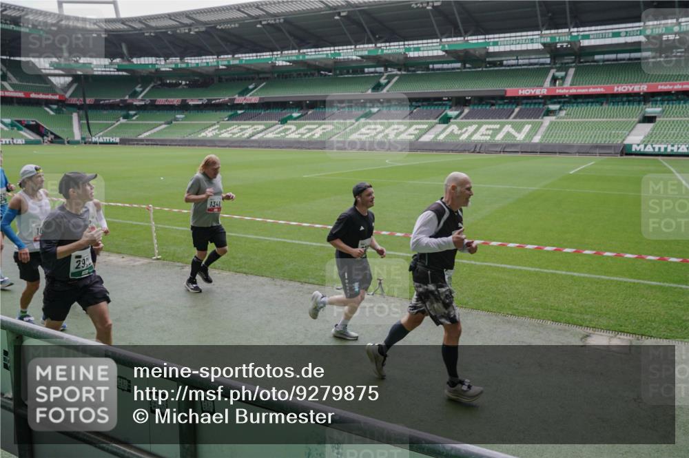 05.10.2025 - 20. swb-Marathon Bremen Michael Burmester http://msf.ph/oto/9279875 05.10.2025 13:01:58 Laufen im Stadion 152, 335, 428, 493, 546, 672, 772, 843, 979, 1030, 1256, 1348, 1361, 1452, 1732, 1744, 1759, 1856, 1893, 1899, 1924, 1933, 1996, 2096, 2102, 2143, 2245, 2272, 2306, 2433, 2555, 2565, 2796, 2910, 2912, 2918, 2991, 3053, 3206, 3208, 3217, 3387, 3525, 3526, 3662, 3663, 3673, 3861, 3877, 3926, 3930, 4017, 4018, 4086, 4364, 4409, 4444, 4477, 4564, 4618, 4688, 4705, 4882, 4947, 4980, 5150, 5309, 5557, 5570, 5580, 5731, 5893, 5934, 6157, 6328, 6382, 58, 440 meine-sportfotos.de