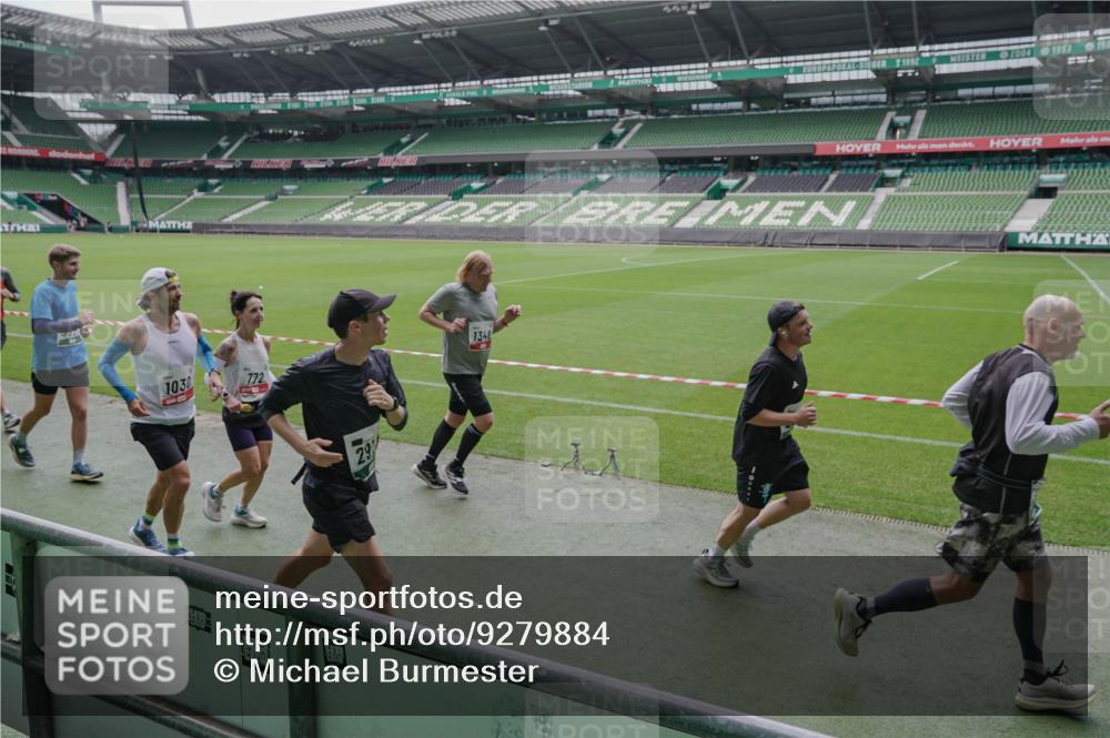 05.10.2025 - 20. swb-Marathon Bremen Michael Burmester http://msf.ph/oto/9279884 05.10.2025 13:01:58 Laufen im Stadion 152, 335, 428, 493, 546, 672, 772, 843, 979, 1030, 1256, 1348, 1361, 1452, 1732, 1744, 1759, 1856, 1893, 1899, 1924, 1933, 1996, 2096, 2102, 2143, 2245, 2272, 2306, 2433, 2555, 2565, 2796, 2910, 2912, 2918, 2991, 3053, 3206, 3208, 3217, 3387, 3525, 3526, 3662, 3663, 3673, 3861, 3877, 3926, 3930, 4017, 4018, 4086, 4364, 4409, 4444, 4477, 4564, 4618, 4688, 4705, 4882, 4947, 4980, 5150, 5309, 5557, 5570, 5580, 5731, 5893, 5934, 6157, 6328, 6382, 58, 440 meine-sportfotos.de