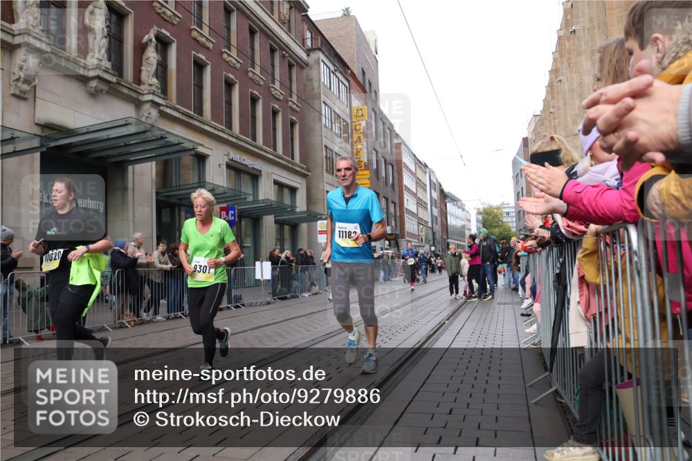 05.10.2025 - 20. swb-Marathon Bremen Strokosch-Dieckow http://msf.ph/oto/9279886 05.10.2025 11:16:15 Ziel 9301, 9563, 9753, 10023, 10083, 10379, 10450, 11020, 11029, 11182, 11358, 11404, 11438, 9301, 9563, 9753, 10023, 10083, 10379, 10450, 11020, 11029, 11182, 11358, 11404, 11438 meine-sportfotos.de