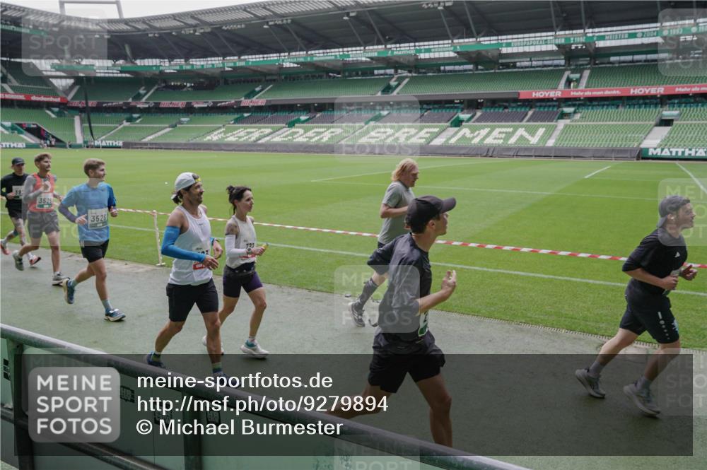 05.10.2025 - 20. swb-Marathon Bremen Michael Burmester http://msf.ph/oto/9279894 05.10.2025 13:01:59 Laufen im Stadion 152, 335, 428, 493, 546, 672, 772, 843, 979, 1030, 1256, 1348, 1361, 1452, 1732, 1744, 1759, 1856, 1893, 1899, 1924, 1933, 1996, 2096, 2102, 2143, 2245, 2272, 2306, 2433, 2555, 2565, 2796, 2910, 2912, 2918, 2991, 3053, 3206, 3208, 3217, 3387, 3525, 3526, 3662, 3663, 3673, 3861, 3877, 3926, 3930, 4017, 4018, 4086, 4364, 4409, 4444, 4477, 4564, 4618, 4688, 4705, 4847, 4882, 4947, 4980, 5150, 5309, 5557, 5570, 5580, 5731, 5893, 5934, 6157, 6328, 6382, 58, 440 meine-sportfotos.de