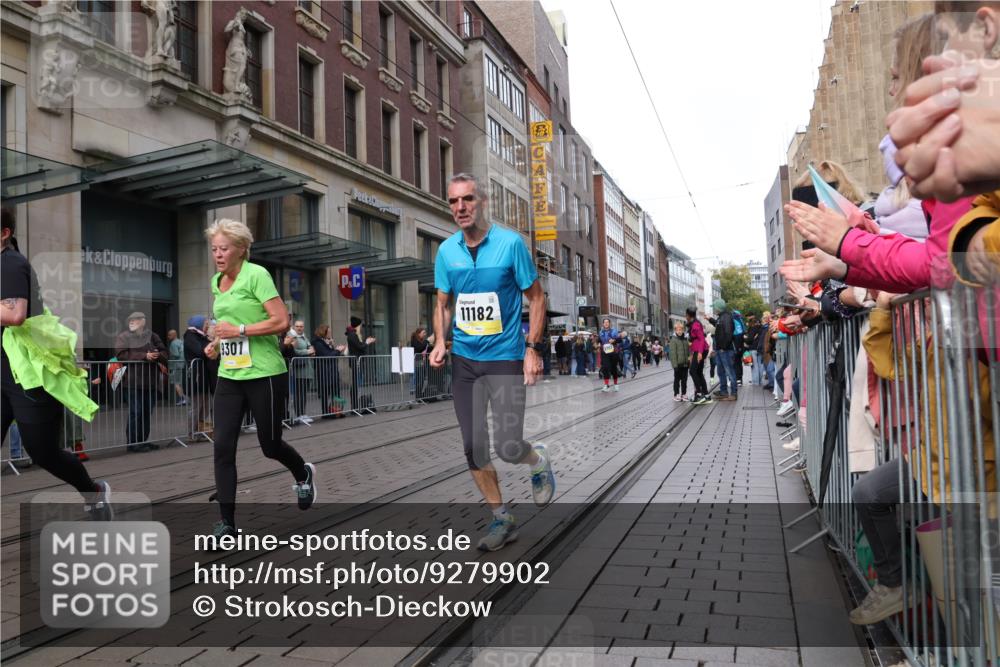 05.10.2025 - 20. swb-Marathon Bremen Strokosch-Dieckow http://msf.ph/oto/9279902 05.10.2025 11:16:15 Ziel 9301, 9563, 9753, 10023, 10083, 10379, 10450, 11020, 11029, 11182, 11358, 11404, 11438, 9301, 9563, 9753, 10023, 10083, 10379, 10450, 11020, 11029, 11182, 11358, 11404, 11438 meine-sportfotos.de