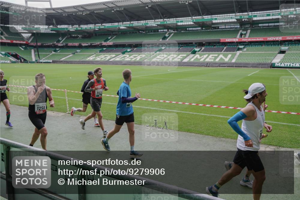 05.10.2025 - 20. swb-Marathon Bremen Michael Burmester http://msf.ph/oto/9279906 05.10.2025 13:02:00 Laufen im Stadion 152, 335, 428, 493, 546, 672, 772, 843, 979, 1030, 1256, 1348, 1361, 1452, 1732, 1744, 1759, 1856, 1893, 1899, 1924, 1933, 1996, 2096, 2102, 2143, 2245, 2272, 2306, 2433, 2555, 2565, 2796, 2910, 2912, 2918, 2991, 3053, 3206, 3208, 3217, 3387, 3525, 3526, 3662, 3663, 3673, 3861, 3877, 3926, 3930, 4017, 4018, 4086, 4364, 4409, 4444, 4477, 4564, 4618, 4688, 4705, 4847, 4882, 4947, 4980, 4985, 5150, 5309, 5557, 5570, 5580, 5731, 5893, 5934, 6157, 6328, 6382, 58, 440 meine-sportfotos.de