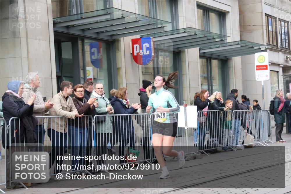 05.10.2025 - 20. swb-Marathon Bremen Strokosch-Dieckow http://msf.ph/oto/9279910 05.10.2025 11:16:17 Ziel 9301, 9563, 9753, 10023, 10379, 10450, 11020, 11182, 11358, 11404, 11438, 9301, 9563, 9753, 10023, 10379, 10450, 11020, 11182, 11358, 11404, 11438 meine-sportfotos.de