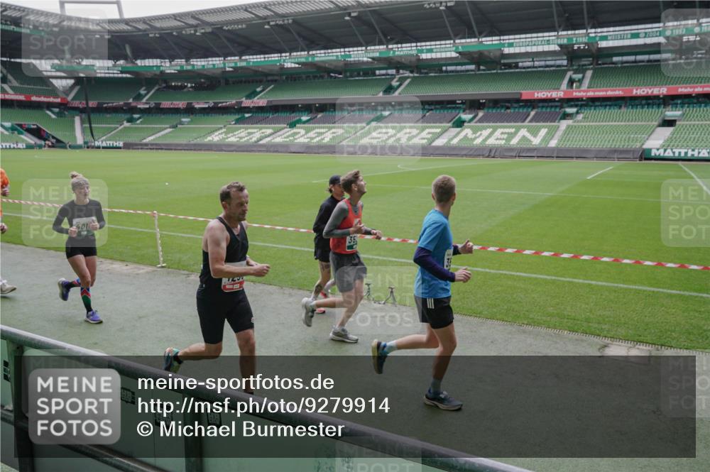 05.10.2025 - 20. swb-Marathon Bremen Michael Burmester http://msf.ph/oto/9279914 05.10.2025 13:02:00 Laufen im Stadion 152, 335, 428, 493, 546, 672, 772, 843, 979, 1030, 1256, 1348, 1361, 1452, 1732, 1744, 1759, 1856, 1893, 1899, 1924, 1933, 1996, 2096, 2102, 2143, 2245, 2272, 2306, 2433, 2555, 2565, 2796, 2910, 2912, 2918, 2991, 3053, 3206, 3208, 3217, 3387, 3525, 3526, 3662, 3663, 3673, 3861, 3877, 3926, 3930, 4017, 4018, 4086, 4364, 4409, 4444, 4477, 4564, 4618, 4688, 4705, 4847, 4882, 4947, 4980, 4985, 5150, 5309, 5557, 5570, 5580, 5731, 5893, 5934, 6157, 6328, 6382, 58, 440 meine-sportfotos.de