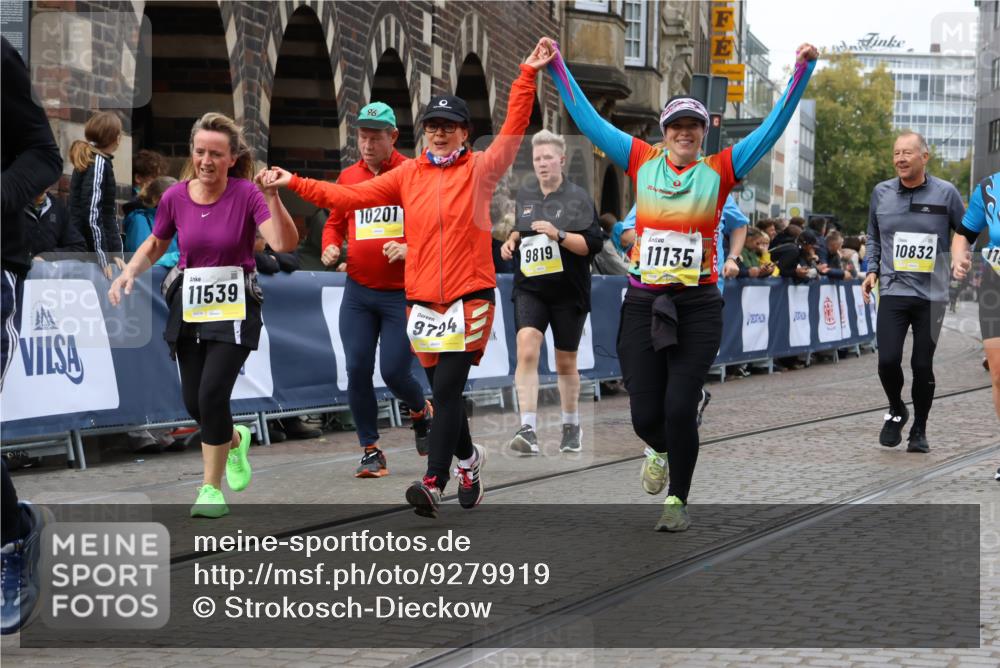 05.10.2025 - 20. swb-Marathon Bremen Strokosch-Dieckow http://msf.ph/oto/9279919 05.10.2025 11:14:16 Ziel 9695, 9724, 9818, 9819, 10114, 10115, 10201, 10832, 11135, 11539, 11555 meine-sportfotos.de