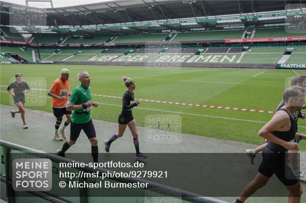 05.10.2025 - 20. swb-Marathon Bremen Michael Burmester http://msf.ph/oto/9279921 05.10.2025 13:02:01 Laufen im Stadion 152, 428, 493, 546, 672, 772, 843, 979, 1030, 1256, 1348, 1361, 1452, 1732, 1744, 1759, 1856, 1893, 1899, 1924, 1933, 1996, 2096, 2102, 2143, 2245, 2272, 2306, 2433, 2555, 2565, 2796, 2910, 2912, 2918, 2991, 3053, 3206, 3208, 3217, 3387, 3525, 3526, 3662, 3663, 3673, 3861, 3877, 3926, 3930, 4017, 4018, 4086, 4364, 4409, 4444, 4477, 4564, 4618, 4688, 4705, 4847, 4882, 4947, 4980, 4985, 5150, 5309, 5557, 5570, 5580, 5652, 5731, 5893, 5934, 6157, 6328, 6382, 58, 440 meine-sportfotos.de