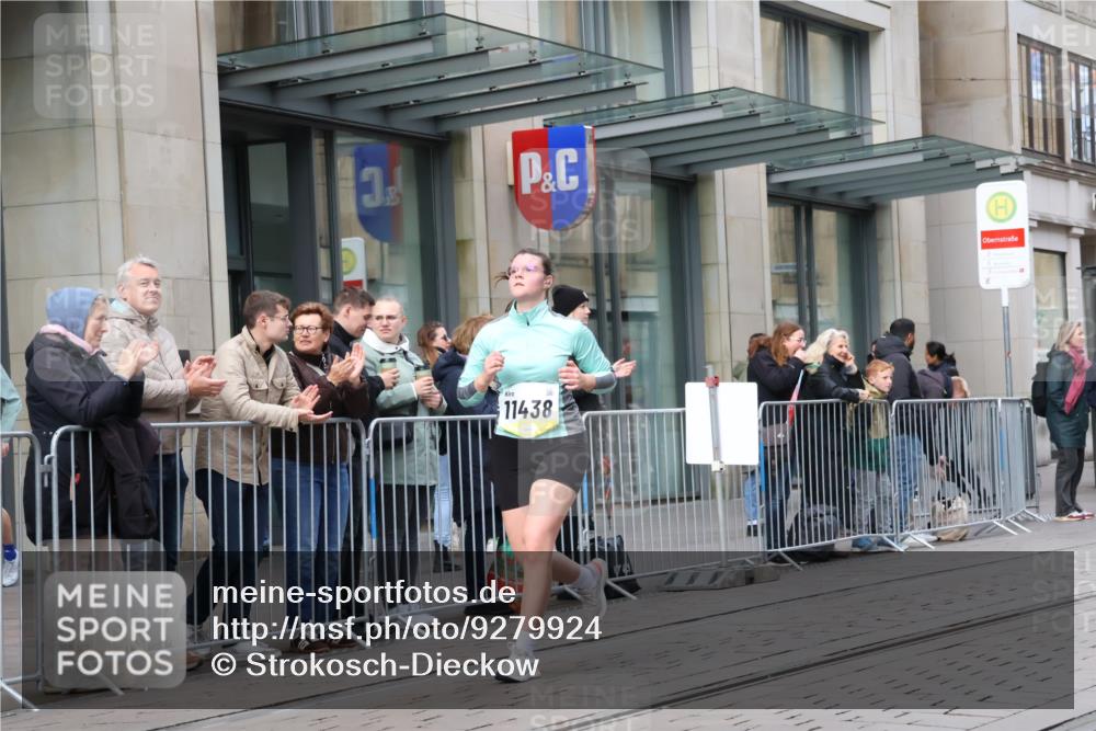 05.10.2025 - 20. swb-Marathon Bremen Strokosch-Dieckow http://msf.ph/oto/9279924 05.10.2025 11:16:17 Ziel 9301, 9563, 9753, 10023, 10379, 10450, 11020, 11182, 11358, 11404, 11438, 9301, 9563, 9753, 10023, 10379, 10450, 11020, 11182, 11358, 11404, 11438 meine-sportfotos.de