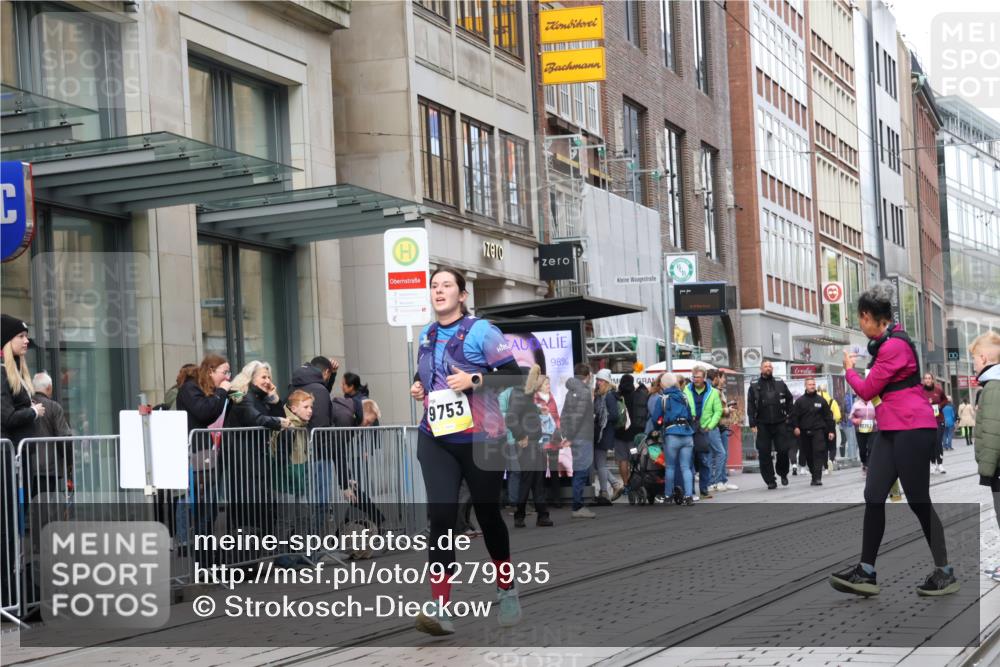 05.10.2025 - 20. swb-Marathon Bremen Strokosch-Dieckow http://msf.ph/oto/9279935 05.10.2025 11:16:18 Ziel 9301, 9563, 9753, 11020, 11182, 11358, 11404, 11438, 9301, 9563, 9753, 11020, 11182, 11358, 11404, 11438 meine-sportfotos.de