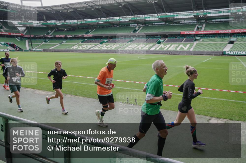 05.10.2025 - 20. swb-Marathon Bremen Michael Burmester http://msf.ph/oto/9279938 05.10.2025 13:02:02 Laufen im Stadion 152, 428, 493, 546, 672, 772, 843, 921, 979, 1030, 1256, 1348, 1361, 1452, 1732, 1744, 1759, 1856, 1893, 1899, 1924, 1933, 1996, 2096, 2102, 2143, 2245, 2272, 2306, 2433, 2555, 2565, 2774, 2796, 2910, 2912, 2918, 2991, 3053, 3206, 3208, 3217, 3387, 3525, 3526, 3662, 3663, 3673, 3861, 3877, 3926, 3930, 4017, 4018, 4086, 4364, 4409, 4444, 4477, 4564, 4618, 4688, 4705, 4847, 4882, 4947, 4980, 4985, 5309, 5557, 5570, 5580, 5652, 5731, 5893, 5934, 6157, 6328, 6382, 58, 440 meine-sportfotos.de