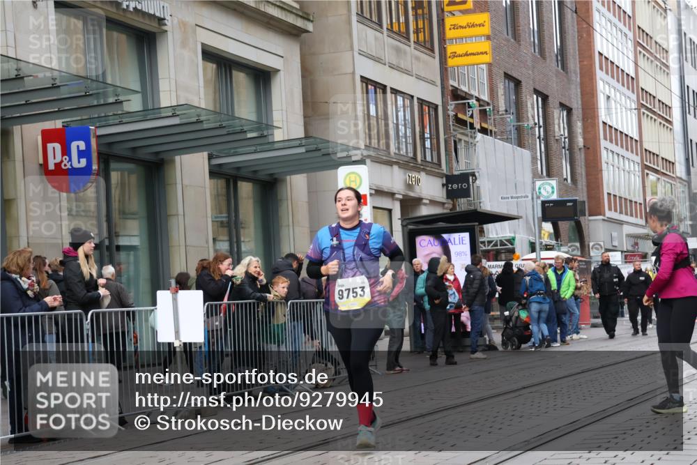 05.10.2025 - 20. swb-Marathon Bremen Strokosch-Dieckow http://msf.ph/oto/9279945 05.10.2025 11:16:18 Ziel 9301, 9563, 9753, 11020, 11182, 11358, 11404, 11438, 9301, 9563, 9753, 11020, 11182, 11358, 11404, 11438 meine-sportfotos.de