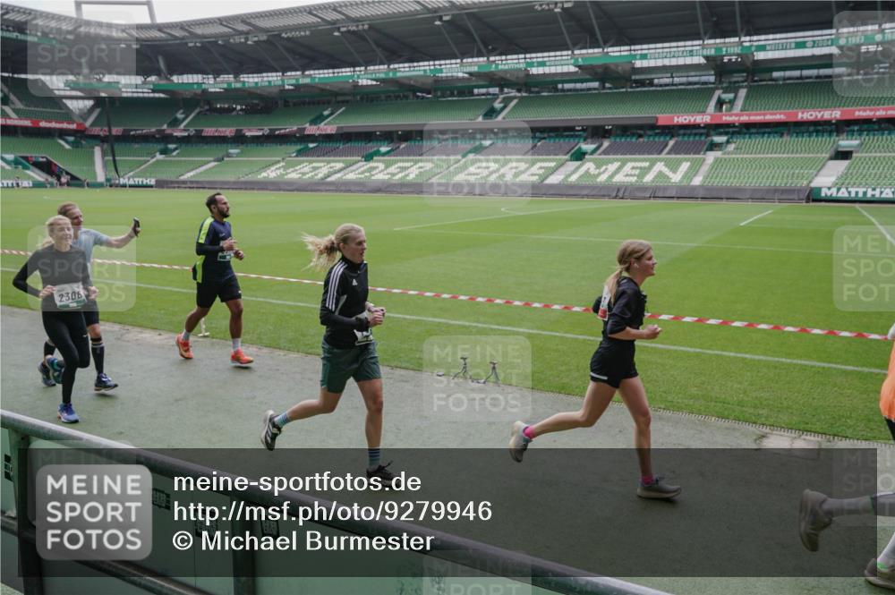 05.10.2025 - 20. swb-Marathon Bremen Michael Burmester http://msf.ph/oto/9279946 05.10.2025 13:02:03 Laufen im Stadion 152, 428, 493, 546, 672, 772, 843, 921, 979, 1030, 1256, 1348, 1361, 1452, 1732, 1744, 1759, 1856, 1893, 1899, 1924, 1933, 1996, 2096, 2102, 2143, 2245, 2272, 2306, 2433, 2555, 2565, 2774, 2796, 2910, 2912, 2918, 2991, 3053, 3206, 3208, 3217, 3387, 3525, 3526, 3662, 3663, 3673, 3861, 3877, 3926, 3930, 4017, 4018, 4086, 4129, 4364, 4409, 4444, 4477, 4564, 4618, 4688, 4705, 4847, 4882, 4947, 4980, 4985, 5309, 5557, 5570, 5580, 5652, 5731, 5893, 5934, 6157, 6328, 6382, 58, 440 meine-sportfotos.de