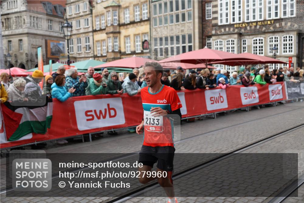 05.10.2025 - 20. swb-Marathon Bremen Yannick Fuchs http://msf.ph/oto/9279960 05.10.2025 12:48:52 Ziel 871, 2133 meine-sportfotos.de