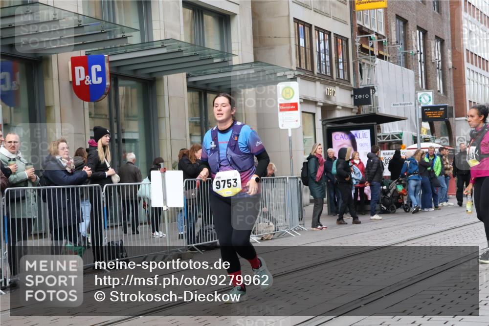 05.10.2025 - 20. swb-Marathon Bremen Strokosch-Dieckow http://msf.ph/oto/9279962 05.10.2025 11:16:19 Ziel 9301, 9563, 9753, 11020, 11182, 11358, 11404, 11438, 9301, 9563, 9753, 11020, 11182, 11358, 11404, 11438 meine-sportfotos.de