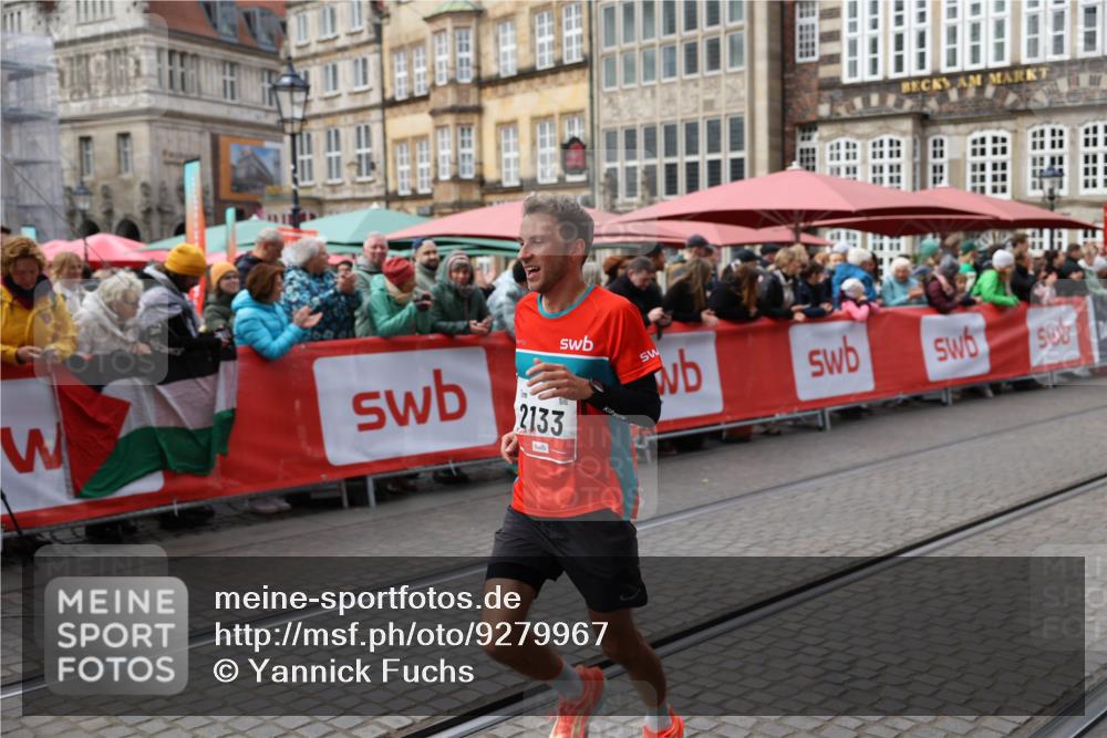 05.10.2025 - 20. swb-Marathon Bremen Yannick Fuchs http://msf.ph/oto/9279967 05.10.2025 12:48:52 Ziel 871, 2133 meine-sportfotos.de