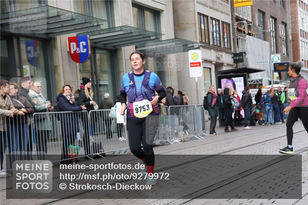05.10.2025 - 20. swb-Marathon Bremen Strokosch-Dieckow http://msf.ph/oto/9279972 05.10.2025 11:16:19 Ziel 9301, 9563, 9753, 11020, 11182, 11358, 11404, 11438, 9301, 9563, 9753, 11020, 11182, 11358, 11404, 11438 meine-sportfotos.de