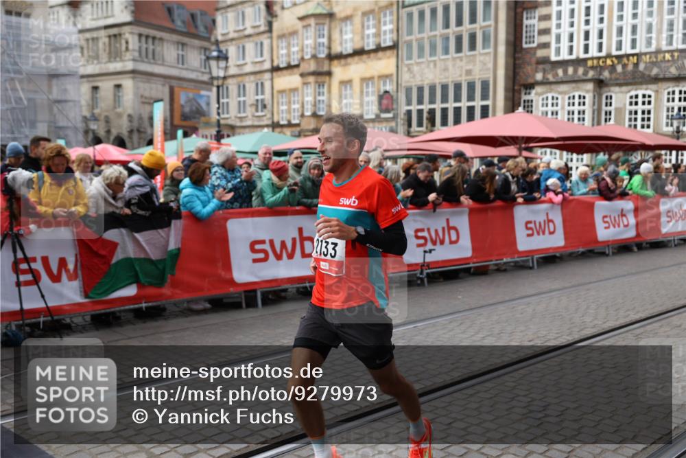 05.10.2025 - 20. swb-Marathon Bremen Yannick Fuchs http://msf.ph/oto/9279973 05.10.2025 12:48:52 Ziel 871, 2133 meine-sportfotos.de
