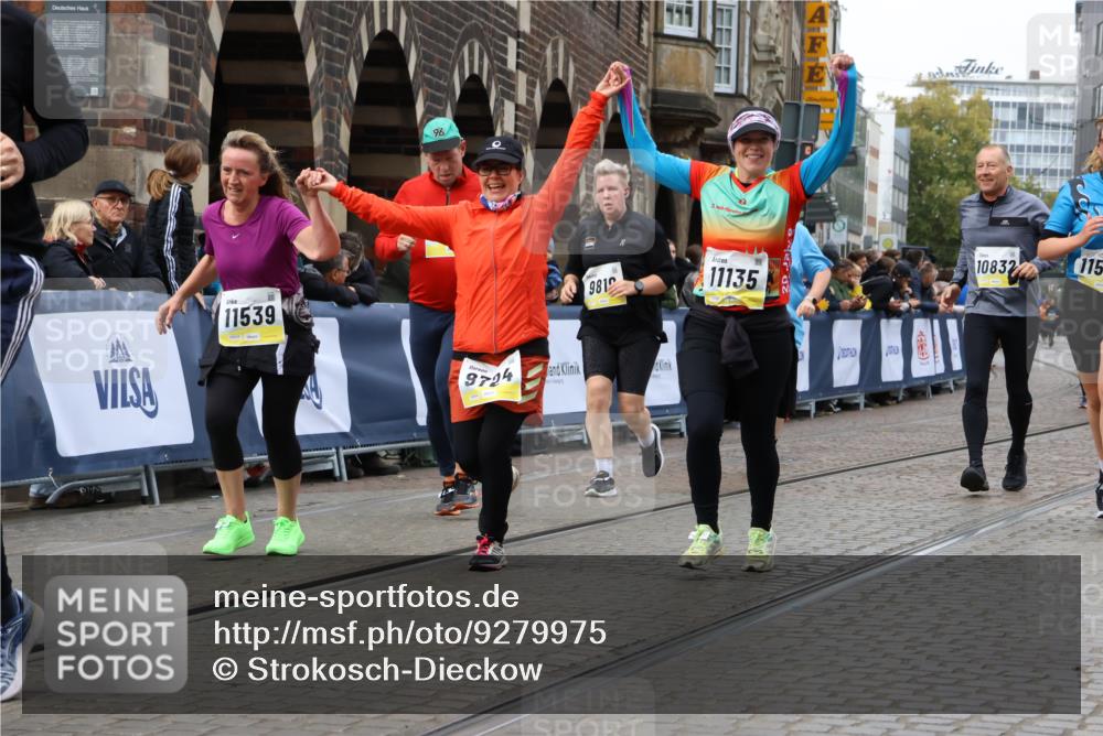 05.10.2025 - 20. swb-Marathon Bremen Strokosch-Dieckow http://msf.ph/oto/9279975 05.10.2025 11:14:17 Ziel 9695, 9724, 9818, 9819, 10114, 10115, 10201, 10832, 11135, 11539, 11555 meine-sportfotos.de