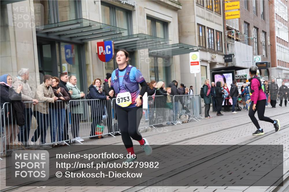 05.10.2025 - 20. swb-Marathon Bremen Strokosch-Dieckow http://msf.ph/oto/9279982 05.10.2025 11:16:19 Ziel 9301, 9563, 9753, 11020, 11182, 11358, 11404, 11438, 9301, 9563, 9753, 11020, 11182, 11358, 11404, 11438 meine-sportfotos.de
