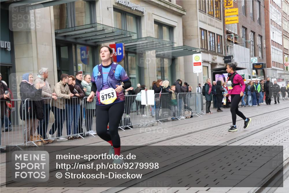 05.10.2025 - 20. swb-Marathon Bremen Strokosch-Dieckow http://msf.ph/oto/9279998 05.10.2025 11:16:20 Ziel 9301, 9563, 9753, 11020, 11182, 11358, 11404, 11438, 9301, 9563, 9753, 11020, 11182, 11358, 11404, 11438 meine-sportfotos.de