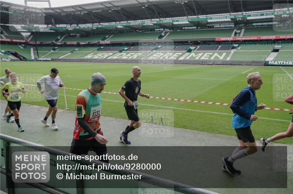 05.10.2025 - 20. swb-Marathon Bremen Michael Burmester http://msf.ph/oto/9280000 05.10.2025 13:02:09 Laufen im Stadion 152, 428, 493, 546, 672, 729, 772, 843, 921, 979, 1030, 1256, 1348, 1361, 1452, 1732, 1744, 1759, 1856, 1899, 1924, 1933, 1996, 2096, 2102, 2143, 2245, 2272, 2306, 2555, 2565, 2774, 2796, 2910, 2912, 2918, 2991, 3053, 3206, 3208, 3217, 3525, 3526, 3662, 3663, 3673, 3861, 3926, 3930, 4017, 4018, 4086, 4129, 4364, 4409, 4444, 4464, 4477, 4481, 4564, 4618, 4688, 4705, 4817, 4847, 4882, 4947, 4980, 4985, 5309, 5557, 5570, 5580, 5652, 5731, 5893, 5934, 6157, 6328, 6382, 440 meine-sportfotos.de