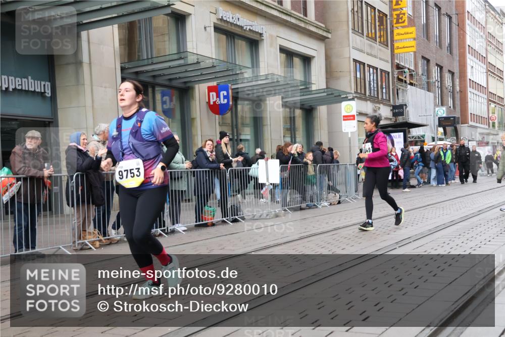 05.10.2025 - 20. swb-Marathon Bremen Strokosch-Dieckow http://msf.ph/oto/9280010 05.10.2025 11:16:20 Ziel 9301, 9563, 9753, 11020, 11182, 11358, 11404, 11438, 9301, 9563, 9753, 11020, 11182, 11358, 11404, 11438 meine-sportfotos.de