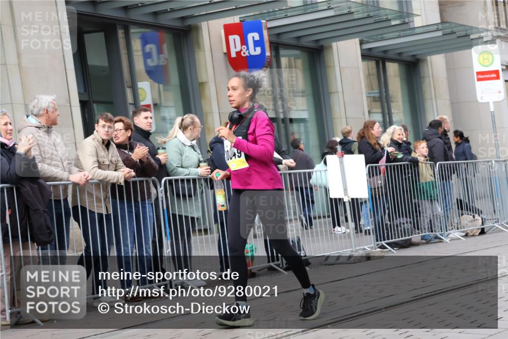 05.10.2025 - 20. swb-Marathon Bremen Strokosch-Dieckow http://msf.ph/oto/9280021 05.10.2025 11:16:21 Ziel 9301, 9563, 9753, 11020, 11182, 11404, 11438, 9301, 9563, 9753, 11020, 11182, 11404, 11438 meine-sportfotos.de