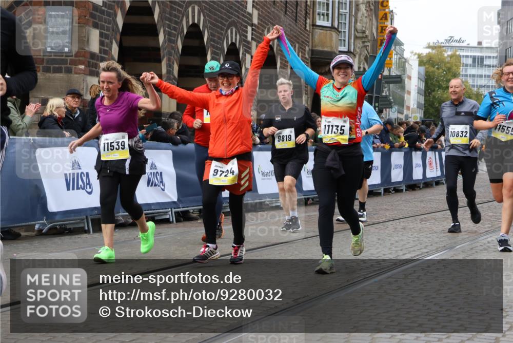 05.10.2025 - 20. swb-Marathon Bremen Strokosch-Dieckow http://msf.ph/oto/9280032 05.10.2025 11:14:17 Ziel 9695, 9724, 9818, 9819, 10114, 10115, 10201, 10832, 11135, 11539, 11555 meine-sportfotos.de