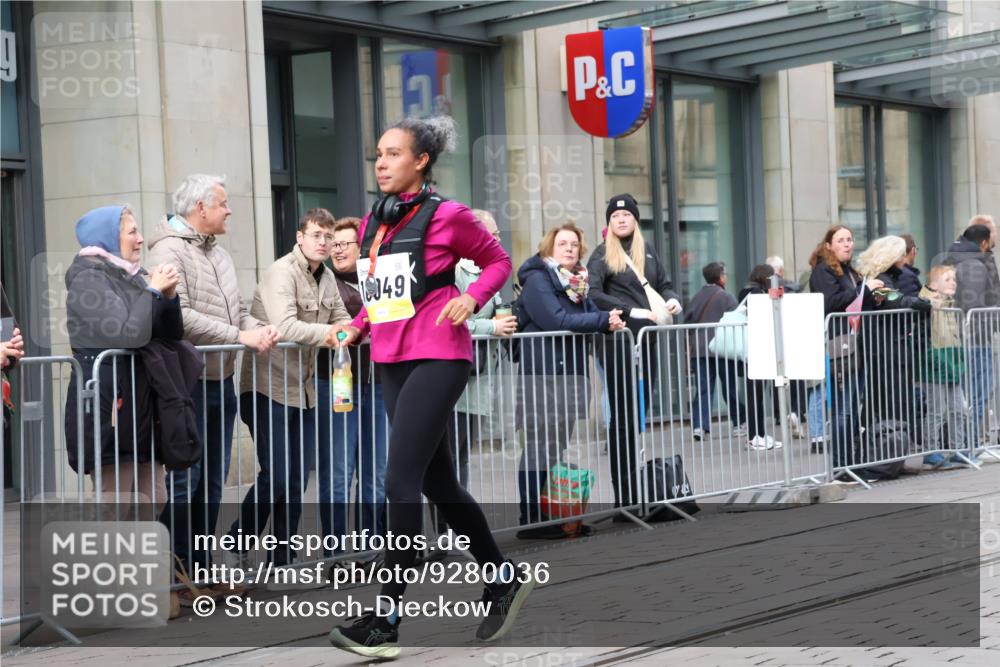 05.10.2025 - 20. swb-Marathon Bremen Strokosch-Dieckow http://msf.ph/oto/9280036 05.10.2025 11:16:22 Ziel 9301, 9563, 9753, 9838, 11020, 11182, 11438, 9301, 9563, 9753, 9838, 11020, 11182, 11438 meine-sportfotos.de