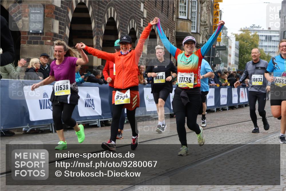 05.10.2025 - 20. swb-Marathon Bremen Strokosch-Dieckow http://msf.ph/oto/9280067 05.10.2025 11:14:17 Ziel 9695, 9724, 9818, 9819, 10114, 10115, 10201, 10832, 11135, 11539, 11555 meine-sportfotos.de