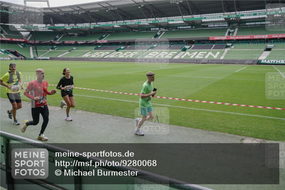 05.10.2025 - 20. swb-Marathon Bremen Michael Burmester http://msf.ph/oto/9280068 05.10.2025 13:02:17 Laufen im Stadion 97, 428, 493, 518, 729, 772, 843, 921, 1030, 1121, 1256, 1348, 1361, 1452, 1704, 1732, 1733, 1744, 1759, 1856, 1899, 1924, 1933, 2143, 2245, 2272, 2306, 2555, 2772, 2774, 2796, 2910, 2912, 2991, 3053, 3206, 3208, 3217, 3525, 3526, 3673, 3861, 3917, 3926, 3930, 4017, 4018, 4086, 4129, 4322, 4364, 4409, 4444, 4464, 4477, 4481, 4564, 4688, 4705, 4817, 4847, 4882, 4885, 4947, 4980, 4985, 5309, 5557, 5570, 5580, 5652, 5731, 5893, 5934, 6157, 6325, 6328, 6382, 7217, 7433, 7659, 152 meine-sportfotos.de