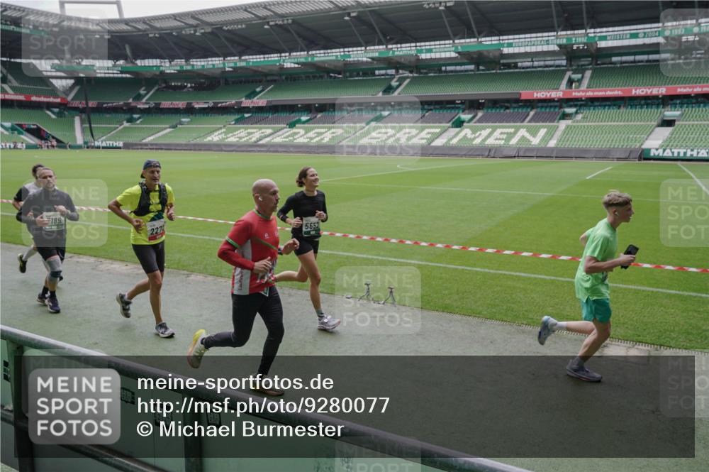05.10.2025 - 20. swb-Marathon Bremen Michael Burmester http://msf.ph/oto/9280077 05.10.2025 13:02:17 Laufen im Stadion 97, 428, 493, 518, 729, 772, 843, 921, 1030, 1121, 1256, 1348, 1361, 1452, 1704, 1732, 1733, 1744, 1759, 1856, 1899, 1924, 1933, 2143, 2245, 2272, 2306, 2555, 2772, 2774, 2796, 2910, 2912, 2991, 3053, 3206, 3208, 3217, 3525, 3526, 3673, 3861, 3917, 3926, 3930, 4017, 4018, 4086, 4129, 4322, 4364, 4409, 4444, 4464, 4477, 4481, 4564, 4688, 4705, 4817, 4847, 4882, 4885, 4947, 4980, 4985, 5309, 5557, 5570, 5580, 5652, 5731, 5893, 5934, 6157, 6325, 6328, 6382, 7217, 7433, 7659, 152 meine-sportfotos.de