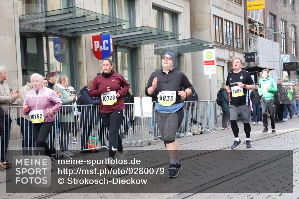 05.10.2025 - 20. swb-Marathon Bremen Strokosch-Dieckow http://msf.ph/oto/9280079 05.10.2025 11:16:33 Ziel 9698, 9838, 10728, 10736, 10752, 9698, 9838, 10728, 10736, 10752 meine-sportfotos.de