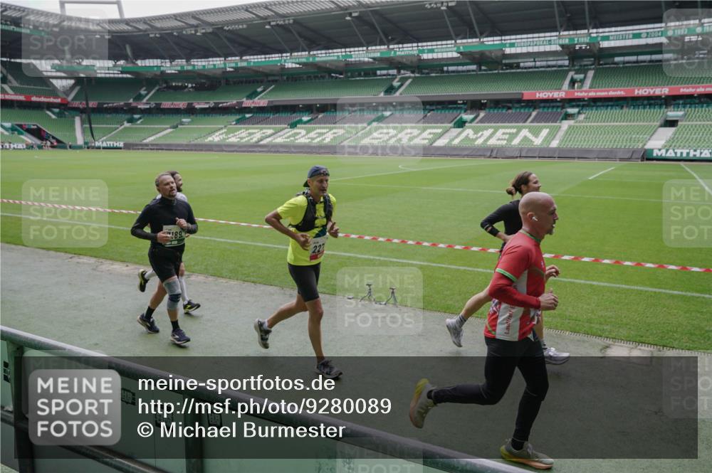 05.10.2025 - 20. swb-Marathon Bremen Michael Burmester http://msf.ph/oto/9280089 05.10.2025 13:02:18 Laufen im Stadion 97, 428, 493, 518, 729, 772, 843, 921, 1030, 1121, 1256, 1348, 1361, 1452, 1704, 1733, 1744, 1759, 1856, 1899, 1924, 1933, 2143, 2245, 2272, 2306, 2555, 2772, 2774, 2796, 2910, 2912, 2991, 3053, 3206, 3208, 3217, 3424, 3525, 3526, 3673, 3861, 3917, 3926, 3930, 4017, 4018, 4129, 4322, 4364, 4409, 4444, 4464, 4477, 4481, 4564, 4688, 4705, 4817, 4847, 4882, 4885, 4947, 4980, 4985, 5309, 5557, 5570, 5580, 5652, 5731, 5893, 5934, 6157, 6325, 6328, 6382, 7217, 7433, 7659, 152 meine-sportfotos.de