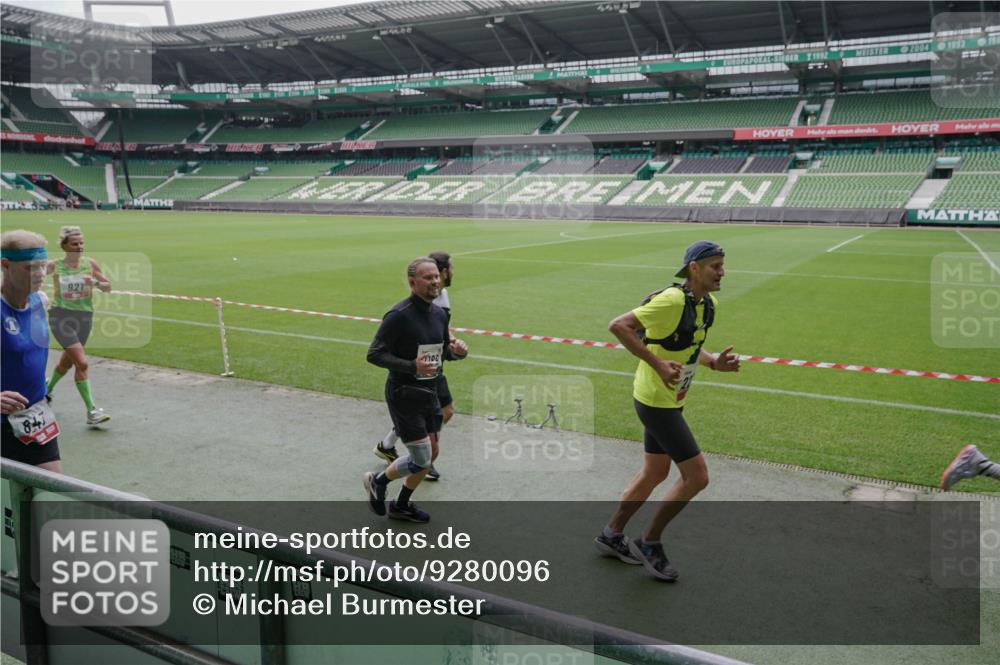 05.10.2025 - 20. swb-Marathon Bremen Michael Burmester http://msf.ph/oto/9280096 05.10.2025 13:02:19 Laufen im Stadion 97, 428, 493, 518, 729, 772, 843, 921, 1030, 1121, 1256, 1348, 1361, 1452, 1704, 1733, 1744, 1759, 1856, 1899, 1924, 1933, 2143, 2245, 2272, 2306, 2555, 2772, 2774, 2796, 2910, 2912, 3053, 3206, 3208, 3217, 3424, 3525, 3526, 3673, 3861, 3917, 3926, 3930, 4017, 4018, 4129, 4322, 4364, 4409, 4444, 4464, 4477, 4481, 4564, 4688, 4705, 4817, 4847, 4882, 4885, 4980, 4985, 5570, 5580, 5652, 5731, 5893, 5934, 6157, 6325, 6328, 6382, 7217, 7433, 7659, 152 meine-sportfotos.de