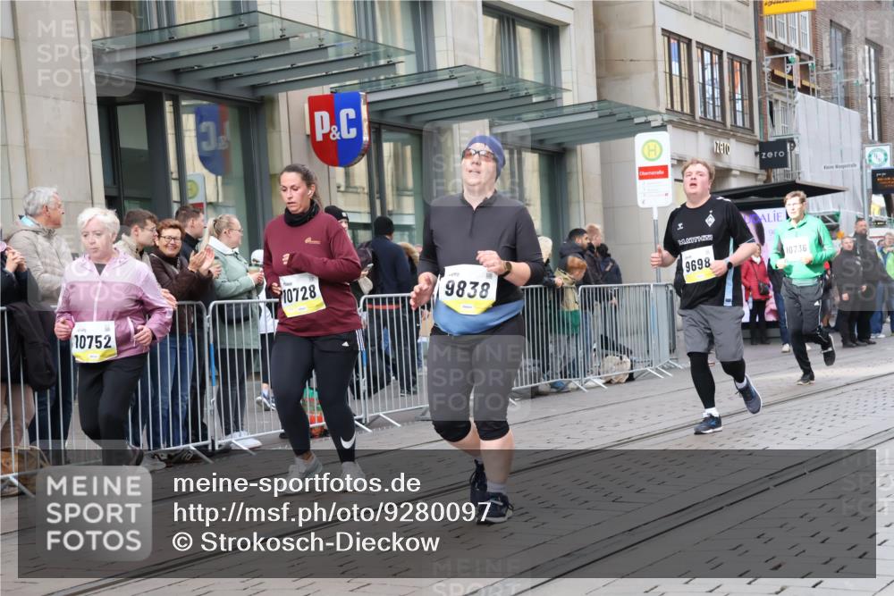 05.10.2025 - 20. swb-Marathon Bremen Strokosch-Dieckow http://msf.ph/oto/9280097 05.10.2025 11:16:33 Ziel 9698, 9838, 10728, 10736, 10752, 9698, 9838, 10728, 10736, 10752 meine-sportfotos.de