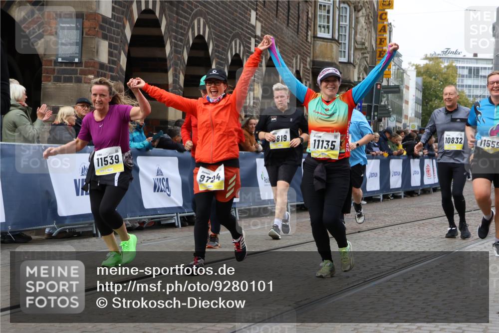 05.10.2025 - 20. swb-Marathon Bremen Strokosch-Dieckow http://msf.ph/oto/9280101 05.10.2025 11:14:17 Ziel 9695, 9724, 9818, 9819, 10114, 10115, 10201, 10832, 11135, 11539, 11555 meine-sportfotos.de