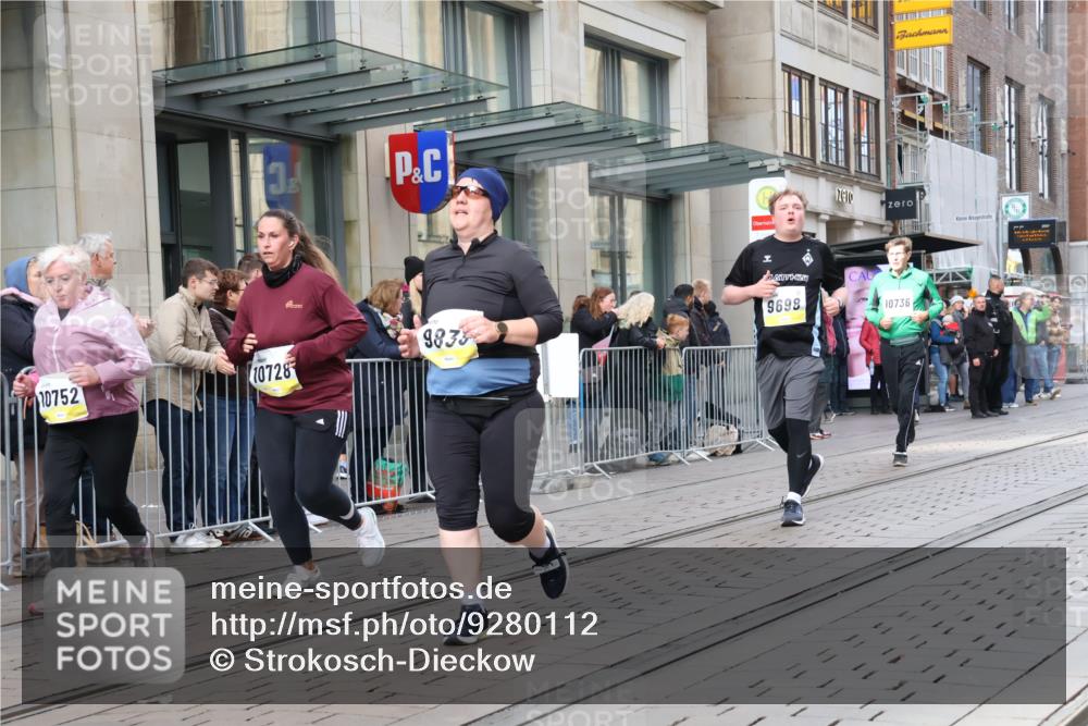 05.10.2025 - 20. swb-Marathon Bremen Strokosch-Dieckow http://msf.ph/oto/9280112 05.10.2025 11:16:34 Ziel 9698, 9838, 10728, 10736, 10752, 9698, 9838, 10728, 10736, 10752 meine-sportfotos.de