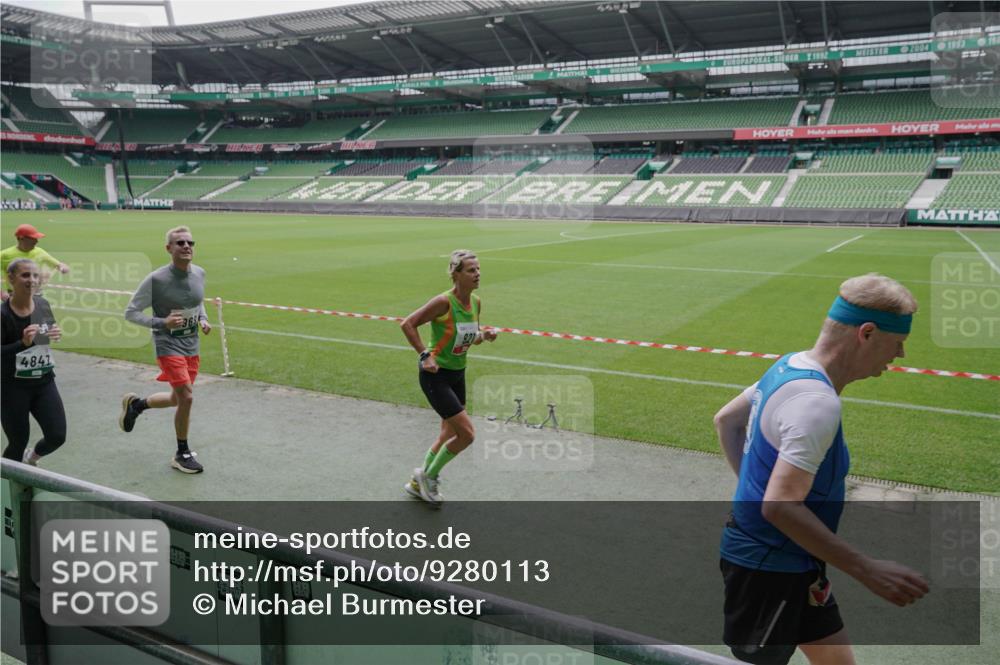 05.10.2025 - 20. swb-Marathon Bremen Michael Burmester http://msf.ph/oto/9280113 05.10.2025 13:02:20 Laufen im Stadion 97, 428, 493, 518, 729, 772, 843, 921, 1030, 1121, 1256, 1348, 1361, 1452, 1704, 1733, 1744, 1759, 1856, 1899, 1924, 1933, 2143, 2245, 2272, 2306, 2555, 2772, 2774, 2796, 2910, 2912, 3053, 3206, 3208, 3217, 3424, 3525, 3526, 3673, 3861, 3917, 3926, 3930, 4017, 4018, 4129, 4322, 4364, 4409, 4444, 4464, 4477, 4481, 4564, 4688, 4705, 4817, 4847, 4882, 4885, 4985, 5570, 5580, 5652, 5731, 5893, 5934, 6157, 6325, 6328, 6382, 7217, 7433, 7659, 152, 1933 meine-sportfotos.de
