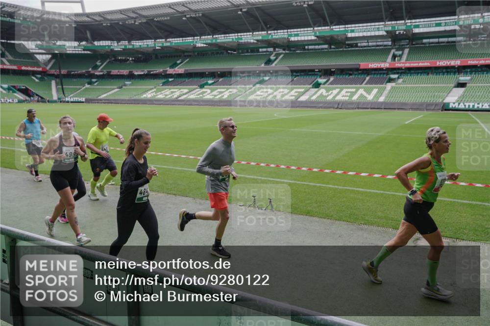 05.10.2025 - 20. swb-Marathon Bremen Michael Burmester http://msf.ph/oto/9280122 05.10.2025 13:02:21 Laufen im Stadion 97, 428, 493, 518, 729, 772, 843, 921, 1030, 1121, 1256, 1348, 1361, 1452, 1704, 1733, 1744, 1759, 1856, 1899, 1924, 2143, 2245, 2272, 2306, 2393, 2555, 2772, 2774, 2796, 2910, 2912, 3053, 3206, 3208, 3217, 3424, 3525, 3526, 3673, 3861, 3917, 3926, 3930, 4017, 4018, 4129, 4322, 4364, 4409, 4444, 4464, 4477, 4481, 4564, 4688, 4705, 4817, 4847, 4882, 4885, 4985, 5570, 5580, 5652, 5731, 5893, 5934, 6157, 6325, 6328, 6382, 7217, 7433, 7659, 152, 1933 meine-sportfotos.de