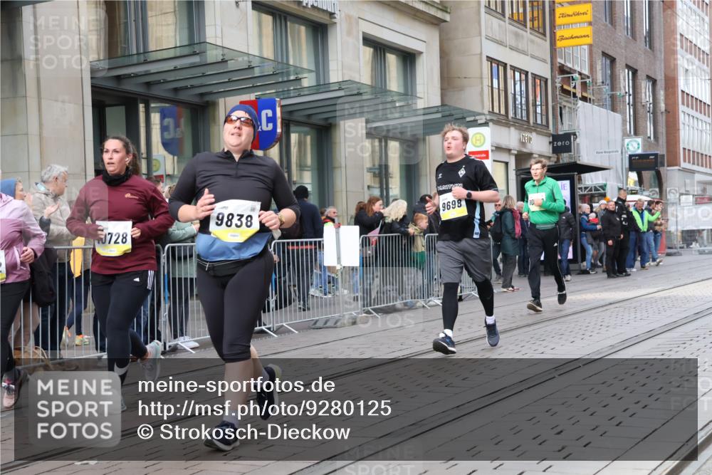 05.10.2025 - 20. swb-Marathon Bremen Strokosch-Dieckow http://msf.ph/oto/9280125 05.10.2025 11:16:34 Ziel 9698, 9838, 10728, 10736, 10752, 9698, 9838, 10728, 10736, 10752 meine-sportfotos.de