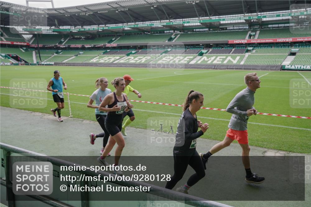 05.10.2025 - 20. swb-Marathon Bremen Michael Burmester http://msf.ph/oto/9280128 05.10.2025 13:02:21 Laufen im Stadion 97, 428, 493, 518, 729, 772, 843, 921, 1030, 1121, 1256, 1348, 1361, 1452, 1704, 1733, 1744, 1759, 1856, 1899, 1924, 2143, 2245, 2272, 2306, 2393, 2555, 2772, 2774, 2796, 2910, 2912, 3053, 3206, 3208, 3217, 3424, 3525, 3526, 3673, 3861, 3917, 3926, 3930, 4017, 4018, 4129, 4322, 4364, 4409, 4444, 4464, 4477, 4481, 4564, 4688, 4705, 4817, 4847, 4882, 4885, 4985, 5570, 5580, 5652, 5731, 5893, 5934, 6157, 6325, 6328, 6382, 7217, 7433, 7659, 152, 1933 meine-sportfotos.de