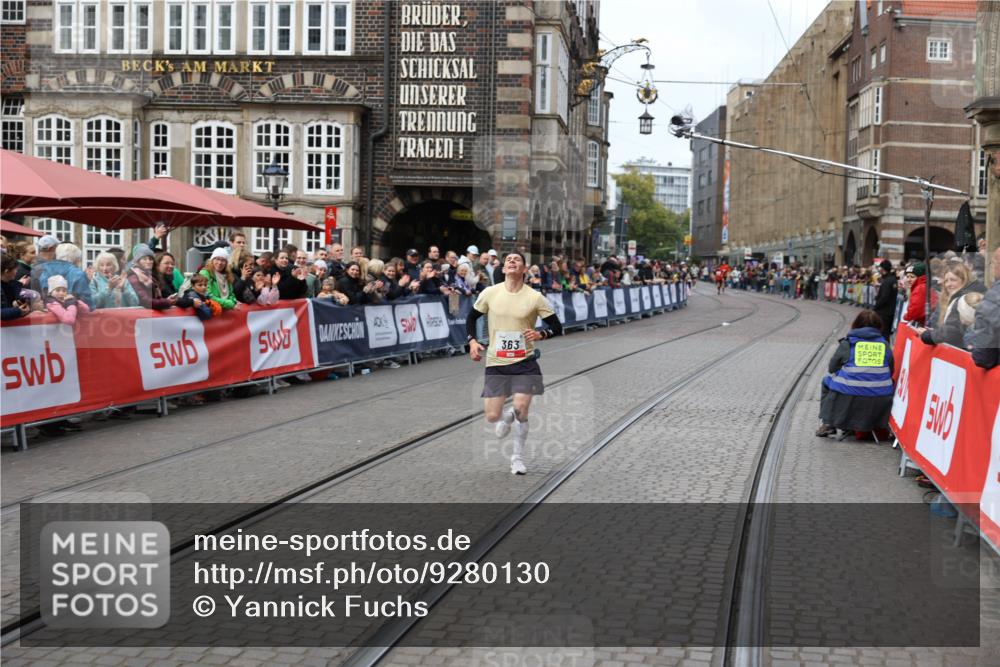 05.10.2025 - 20. swb-Marathon Bremen Yannick Fuchs http://msf.ph/oto/9280130 05.10.2025 12:50:40 Ziel 363, 664, 2033, 2267 meine-sportfotos.de