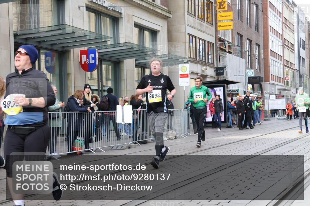 05.10.2025 - 20. swb-Marathon Bremen Strokosch-Dieckow http://msf.ph/oto/9280137 05.10.2025 11:16:34 Ziel 9698, 9838, 10728, 10736, 10752, 9698, 9838, 10728, 10736, 10752 meine-sportfotos.de