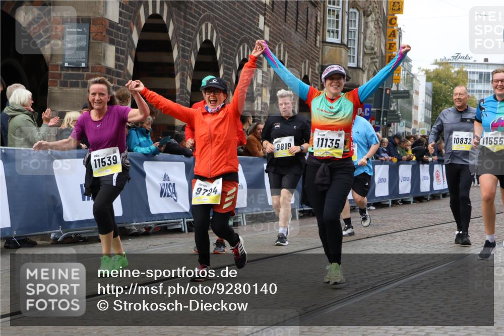 05.10.2025 - 20. swb-Marathon Bremen Strokosch-Dieckow http://msf.ph/oto/9280140 05.10.2025 11:14:17 Ziel 9695, 9724, 9818, 9819, 10114, 10115, 10201, 10832, 11135, 11539, 11555 meine-sportfotos.de