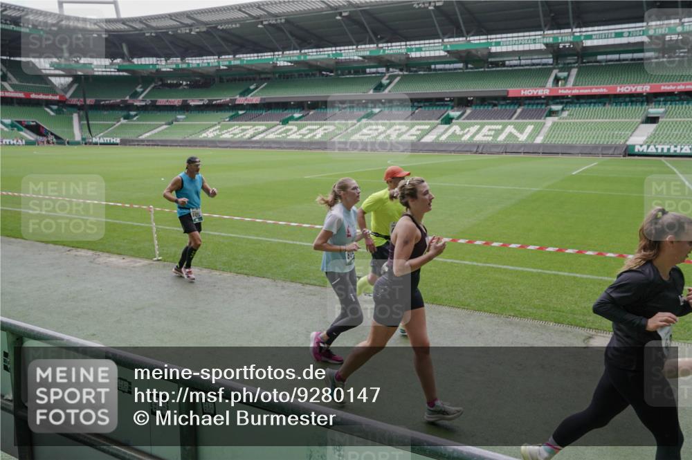 05.10.2025 - 20. swb-Marathon Bremen Michael Burmester http://msf.ph/oto/9280147 05.10.2025 13:02:22 Laufen im Stadion 97, 428, 493, 518, 729, 772, 843, 921, 1030, 1121, 1256, 1348, 1361, 1452, 1704, 1733, 1744, 1759, 1856, 1899, 1924, 2143, 2245, 2272, 2306, 2393, 2555, 2772, 2774, 2796, 2910, 2912, 3053, 3206, 3208, 3217, 3424, 3525, 3526, 3861, 3917, 3926, 3930, 4017, 4018, 4129, 4322, 4364, 4409, 4444, 4464, 4477, 4481, 4564, 4688, 4705, 4817, 4847, 4882, 4885, 4985, 5570, 5580, 5652, 5731, 5893, 5934, 6157, 6325, 6328, 6382, 7217, 7433, 7659, 152, 493, 1933 meine-sportfotos.de
