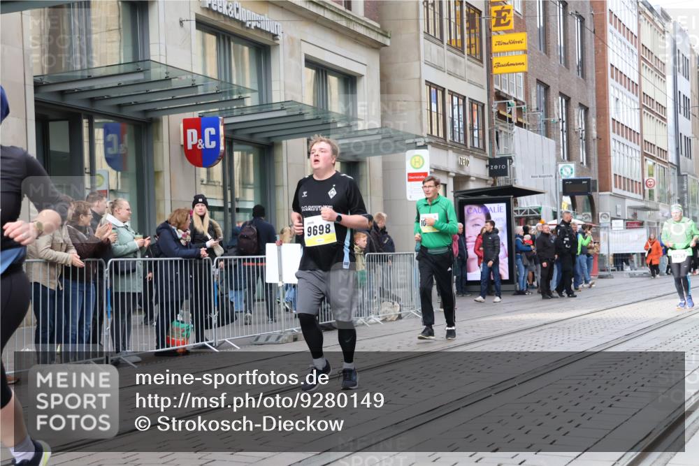 05.10.2025 - 20. swb-Marathon Bremen Strokosch-Dieckow http://msf.ph/oto/9280149 05.10.2025 11:16:34 Ziel 9698, 9838, 10728, 10736, 10752, 9698, 9838, 10728, 10736, 10752 meine-sportfotos.de