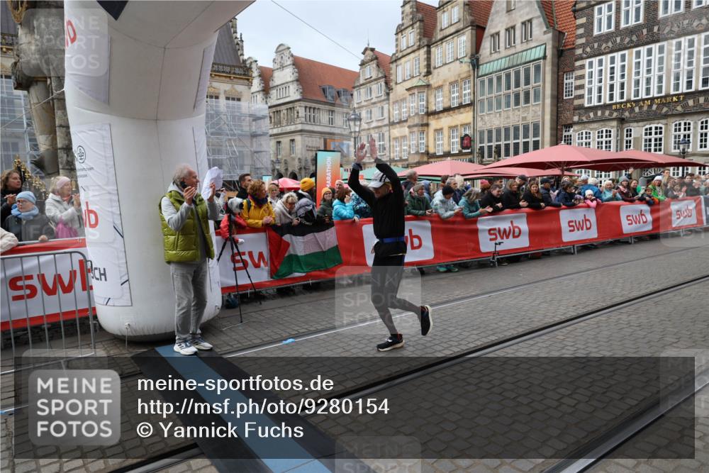 05.10.2025 - 20. swb-Marathon Bremen Yannick Fuchs http://msf.ph/oto/9280154 05.10.2025 12:50:41 Ziel 363, 664, 2033, 2267 meine-sportfotos.de